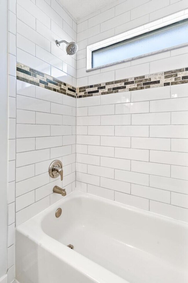 Building Photo - Charming Waterfront Home in Southside