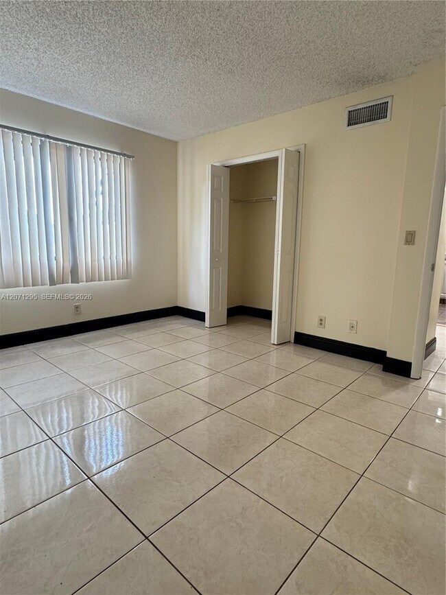 Building Photo - 215 Lakeview Dr