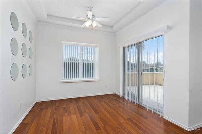 Building Photo - 1530 W Hall Acres Rd