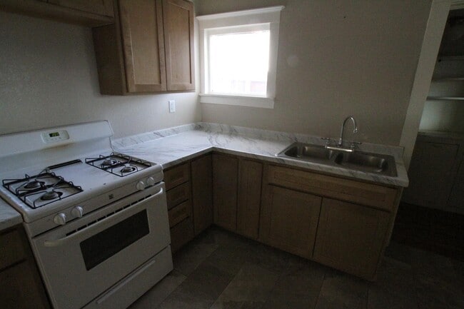 Building Photo - 1324 1/2 Main St - Apartment