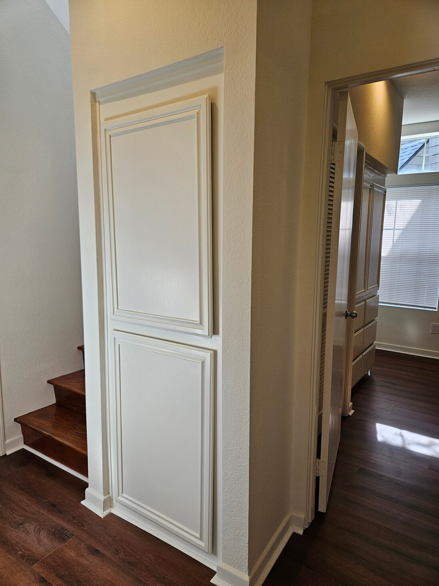 Linen Cabinet - 11829 Gateway Blvd