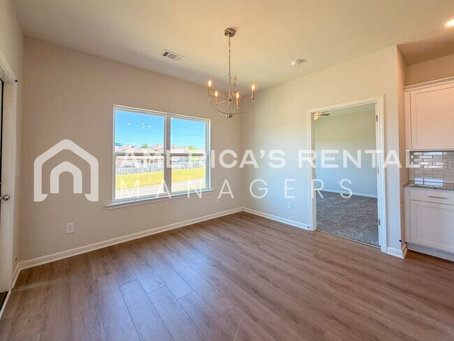 Building Photo - Southern Charm Meets Contemporary Style in Tuscaloosa!