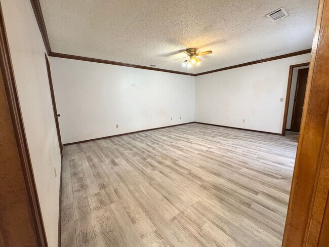 Building Photo - 3 Bed 2 bath!
