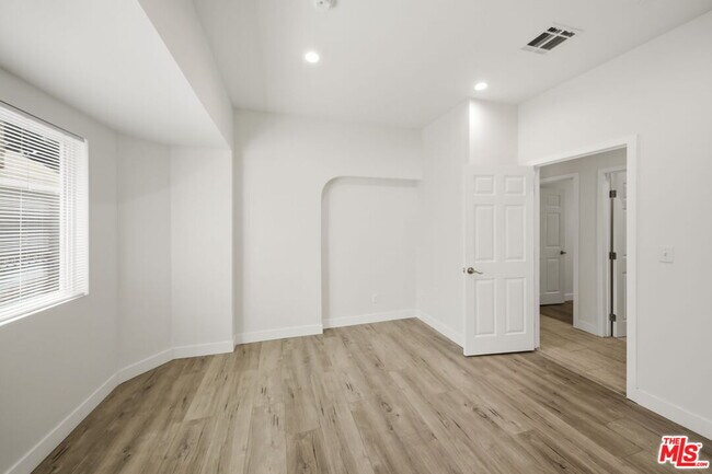 Building Photo - 2910 S Budlong Ave