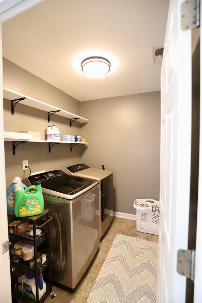 Building Photo - 3260 Matthews Dr