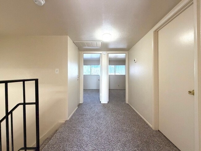 Building Photo - Glendale 3 Bed / 2 Bath Townhome | Two-Story Layout