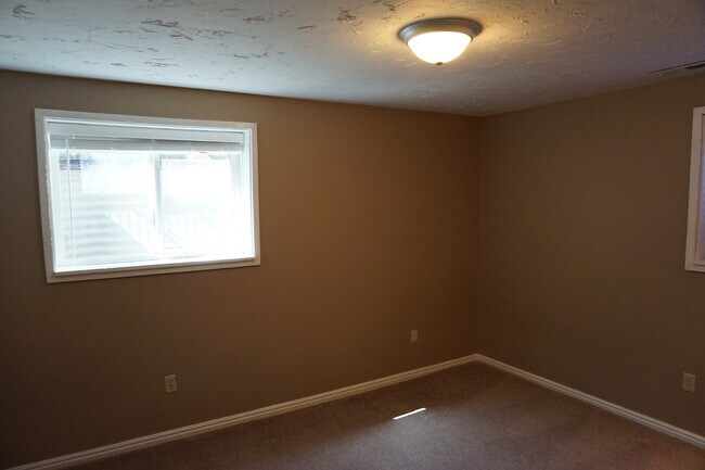 Building Photo - Quiet 5 Bedroom 3 Bath West Jordan Home