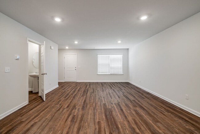 Building Photo - 3 Bed 2.5 Bath MODERN TOWNHOMES Conveniently located near I-95