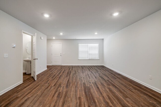 Building Photo - Open-Concept 3BED 2.5 BATH Townhome with Lawn Care Included!