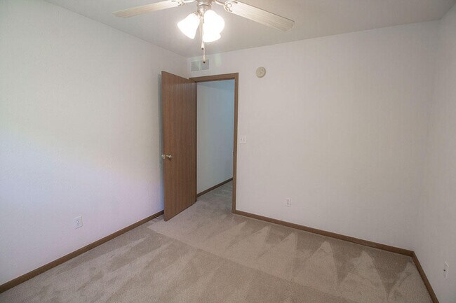 Building Photo - 5000 Derby Ridge Dr