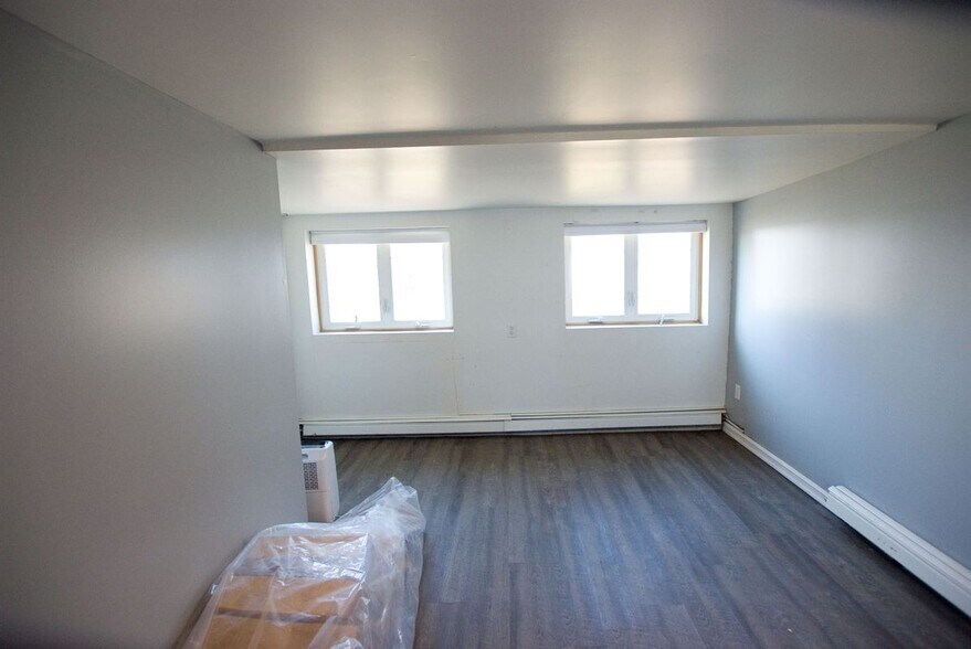 Building Photo - 1805 E Lake Dr