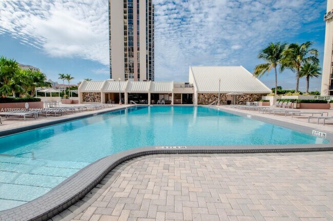 Building Photo - 20335 W Country Club Dr