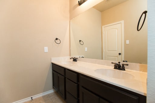 Building Photo - Beautiful 3 Bedroom Townhome located in Wa...