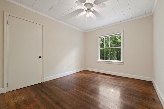 Building Photo - 1208 Hillview Rd