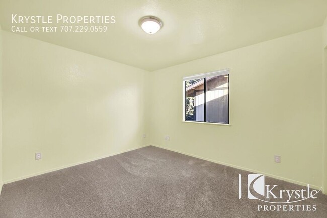 Building Photo - Spacious upstairs 3 bedroom unit