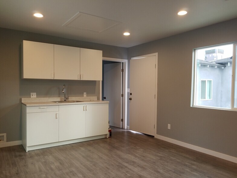 Living room/Kitchen - 11129 Archwood St