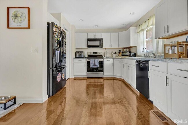 Building Photo - 1744 Parkview Dr