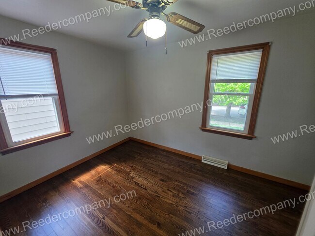 Building Photo - Spacious 2 bedroom 1 bathroom house