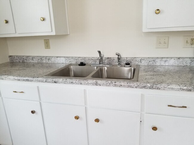 Building Photo - Hillsboro West One Bedroom Apartment, avai...