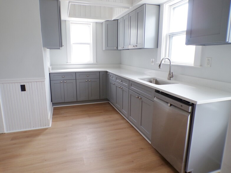 Building Photo - 119 Rockwell St