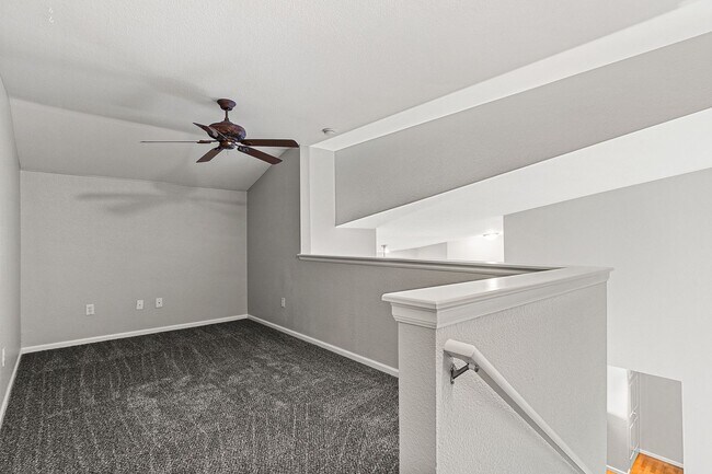 Building Photo - Awesome Penthouse Condo in Town Center Terrace!