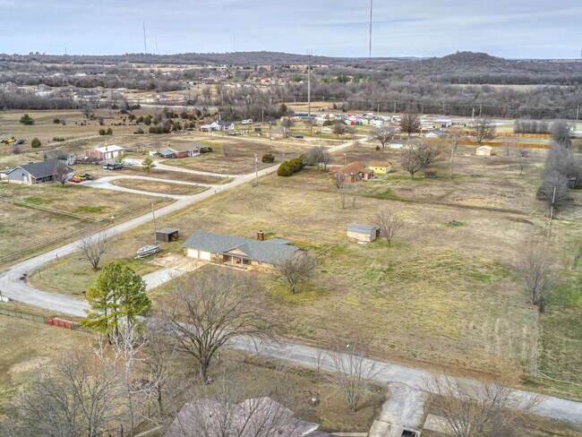 Building Photo - Beautiful 3 bedroom home in the heart of Coweta!