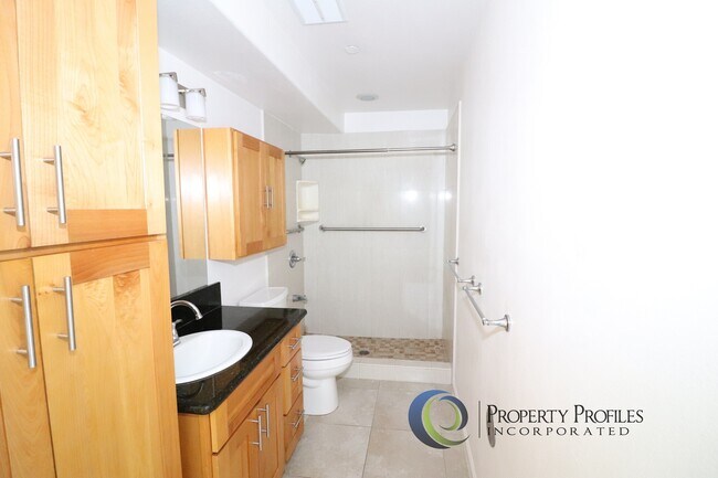 Building Photo - 2 Bedroom / 1 bath Ground Floor Kapahulu Apartment - Available Now!