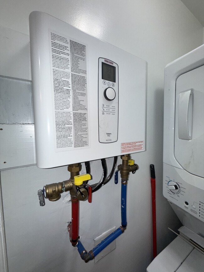 Building Photo - 212 Romney St