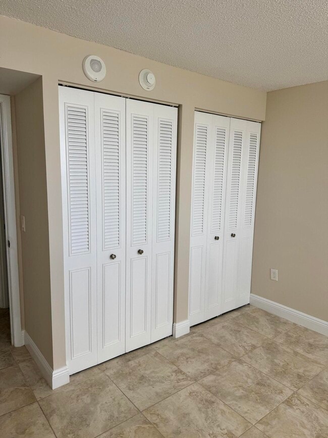 Building Photo - 5600 N Flagler Dr