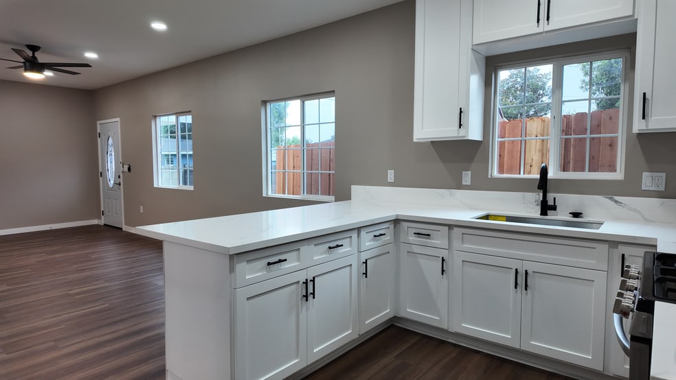 Kitchen - 14962 Lambert Rd