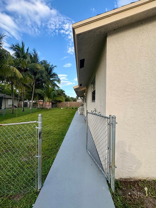 Building Photo - 1704 Citation Dr