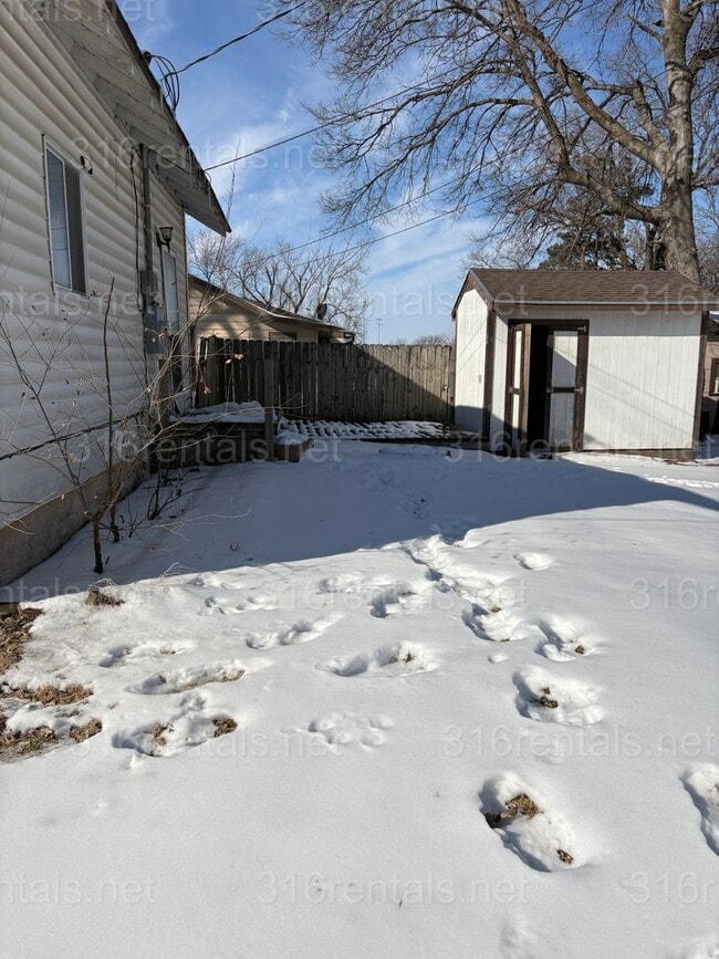 Building Photo - $899 - 2 bed 2 bath - Single Family Home