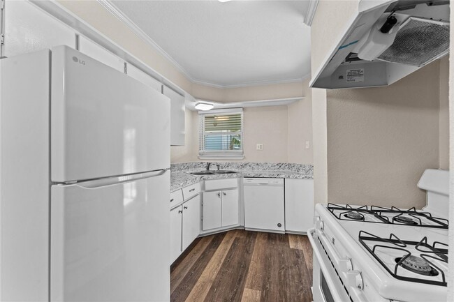 Building Photo - 102 The Strand