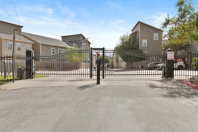 Building Photo - 241 N Lenox St