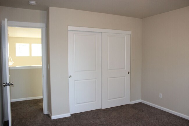 Building Photo - Westside Bend Home Near Old Mill | Spacious Layout & Fenced Yard