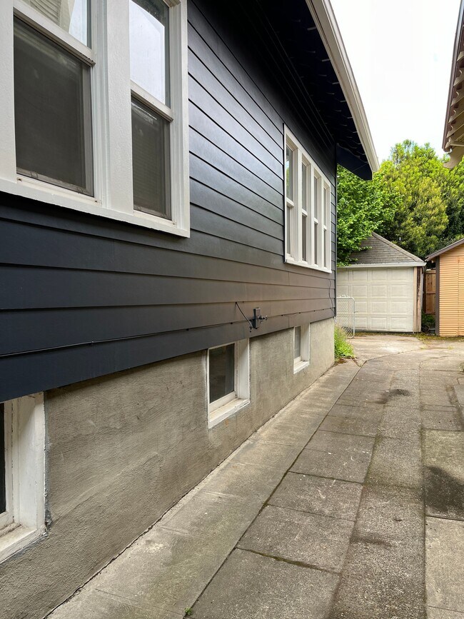 Building Photo - Very unique upper 1bed, great location! Ta...