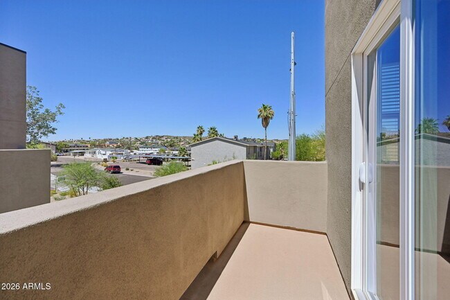 Building Photo - 2125 E Voltaire Ave