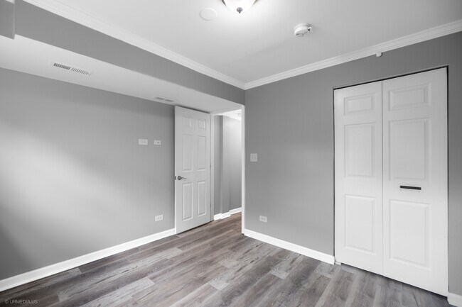 Building Photo - 2122 Kensington Dr