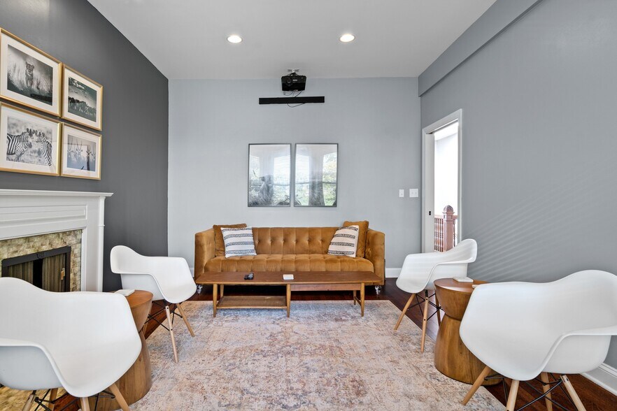 Building Photo - 913 W Belden Ave