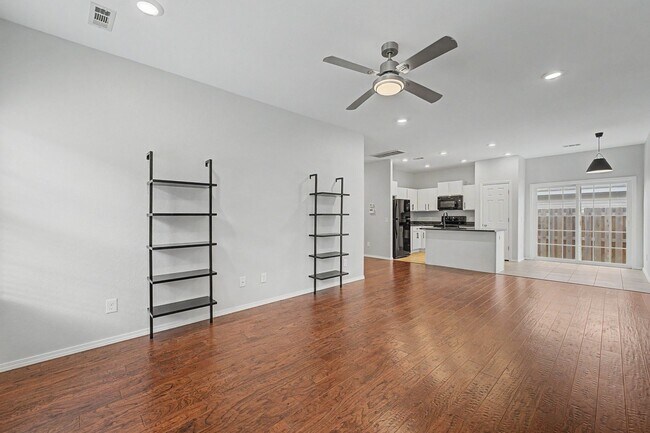 Building Photo - Beautiful 3 Bedroom Home with Hardwood, Tile & Spacious Kitchen