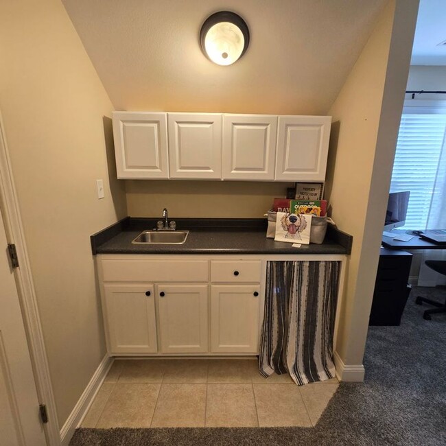 Building Photo - Spacious Buckhead home