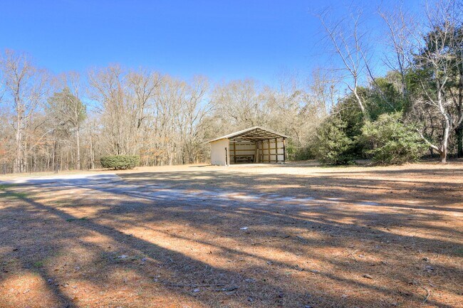 Building Photo - Large House on 3.5 Acres in Harlem
