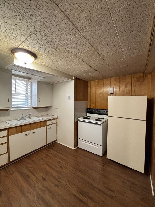 Building Photo - 926 E Halliday St