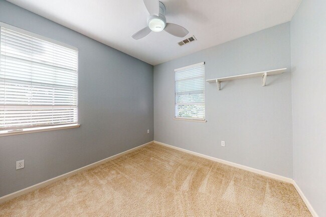 Building Photo - Town House Near Downtown Pleasanton  3 Bed...