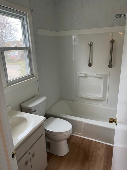 Building Photo - 17 Dow St