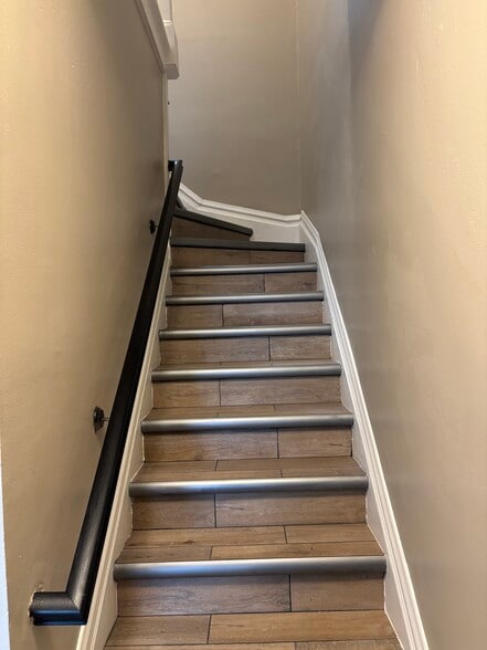 entry staircase - 1101 Leavenworth St