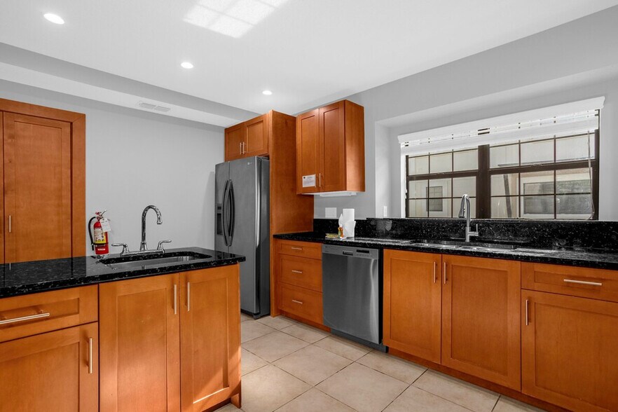 Building Photo - 14545 Damai Ln
