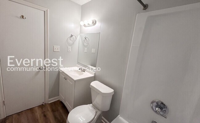 Building Photo - Welcome to a 3-Bed/2-Bath Charming Home with Fenced Yard/Available Now!