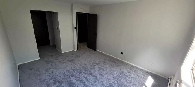 Building Photo - 212 Shorewood Dr