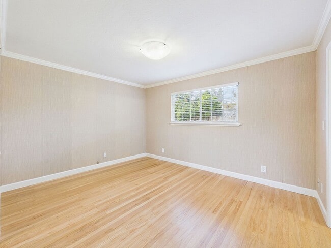 Building Photo - Stunning Turnkey Home in Cambrian!